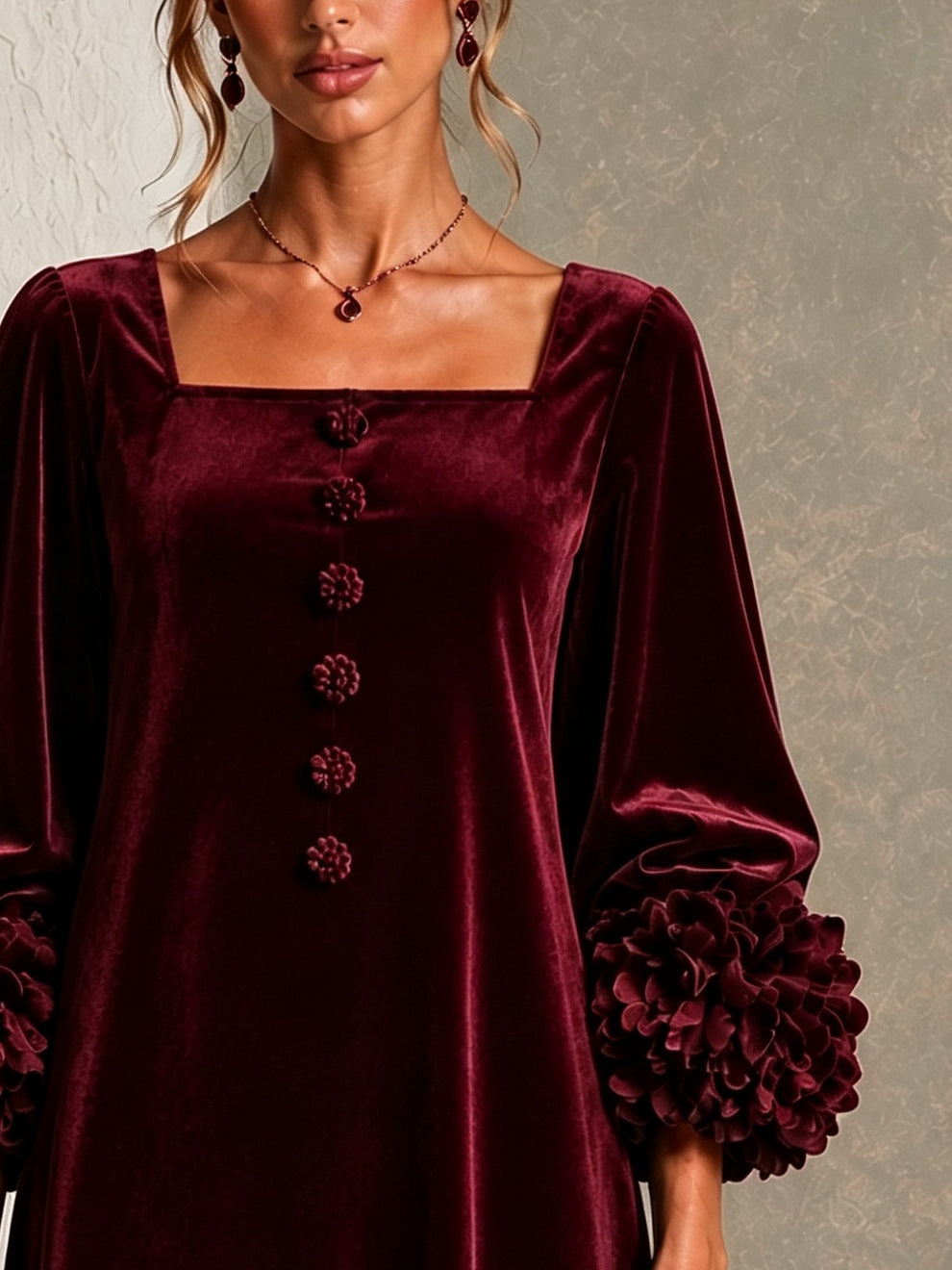Ombline - Robe courte en velours bourgogne à col carré, boutons fleuris et manches fleuries spectaculaires