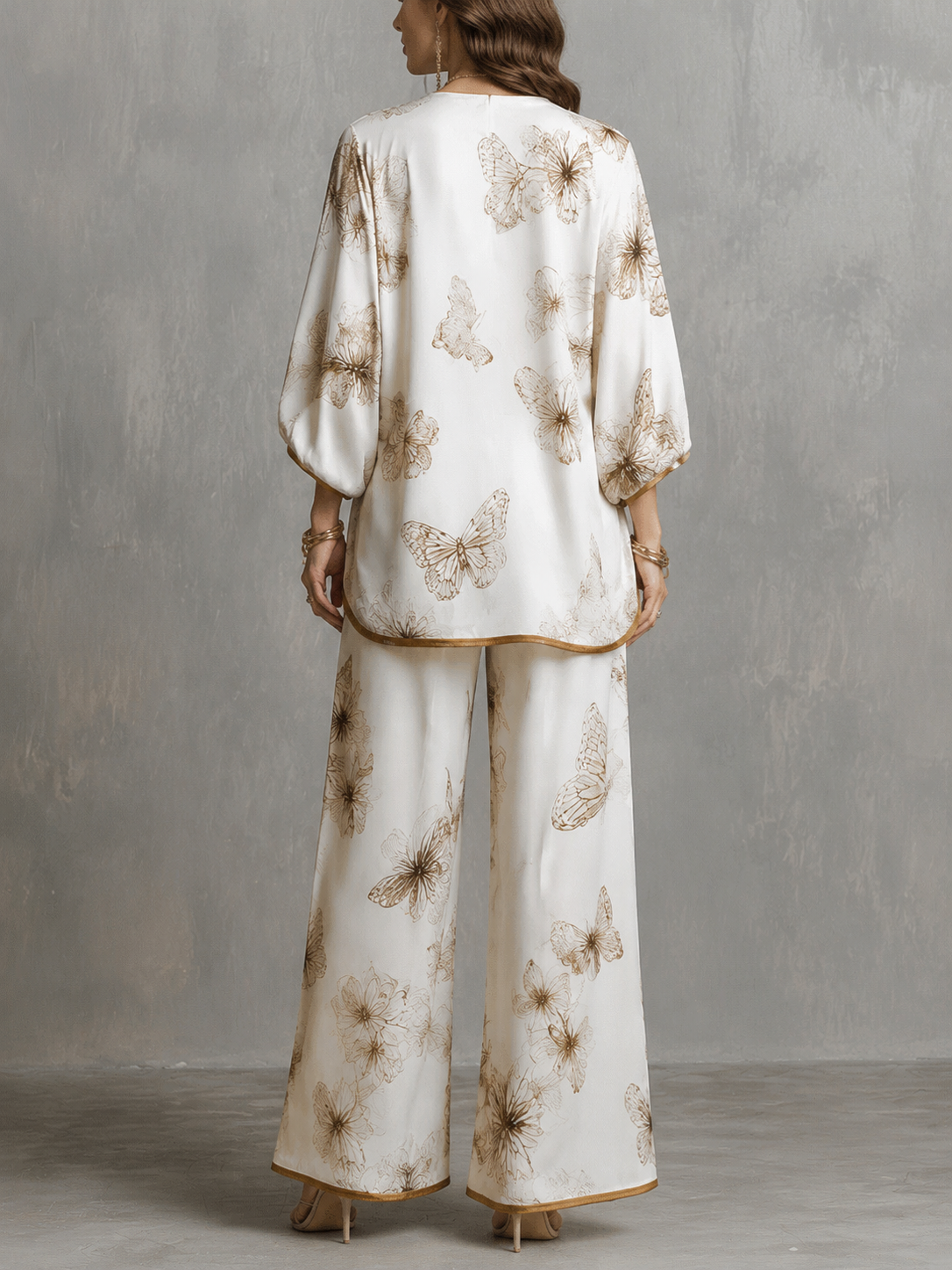 Blanchefleur | Ensemble Deux Pièces Haut Satiné Col V à Imprimé Papillons et Pantalon Large, Ivoire